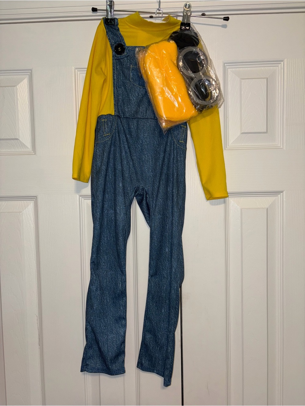 Minions Minion costume size 3-4 w new accessory set-goggles, hat, gloves